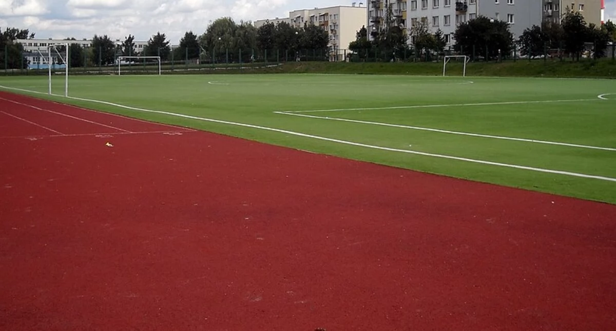 Nowe boiska na nowy rok szkolny. Dwie szkoły na Bemowie przejdą remont
