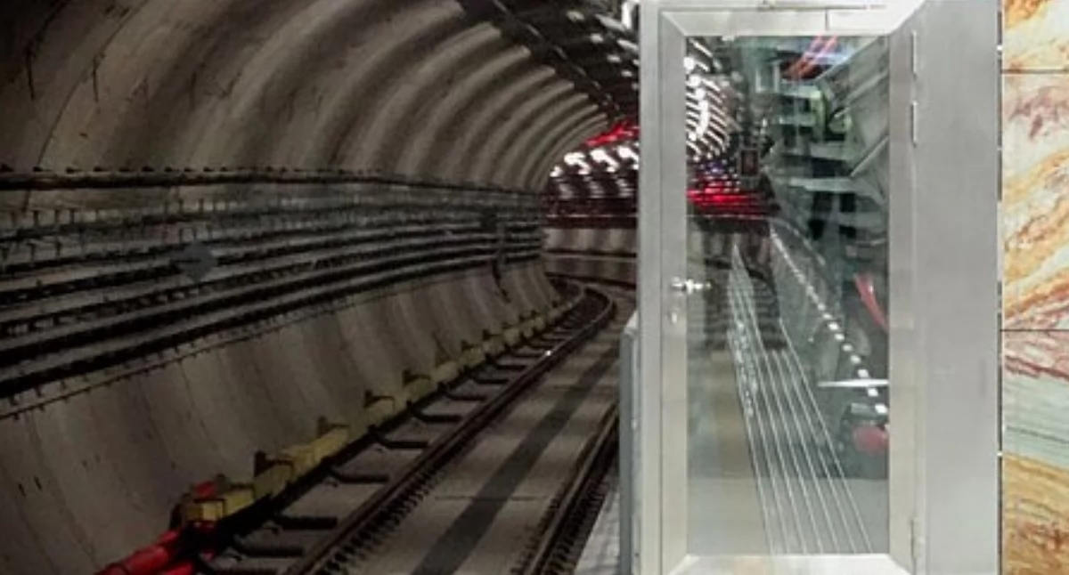 Komunikacja, Trwają testy nowego odcinka Tunelem pojechał pierwszy pociąg - zdjęcie, fotografia