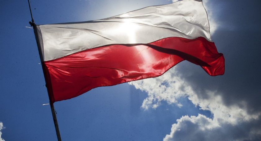 Flaga Polski powiewająca na wietrze.