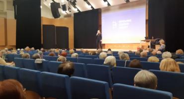 Spotkanie policjantki z seniorami. „Nie daj się nabrać na wnuczka, na policjanta”