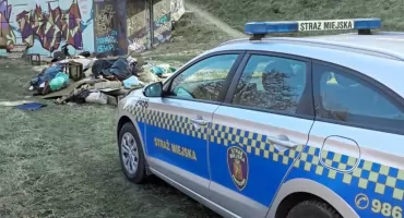 Nielegalne wysypisko śmieci na Bemowie. Sprawca zostawił swoje dane osobowe w śmieciach