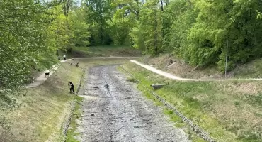 Fosa wokół Fortu Bema w fatalnym stanie. Pozostały jedynie pojedyncze kałuże