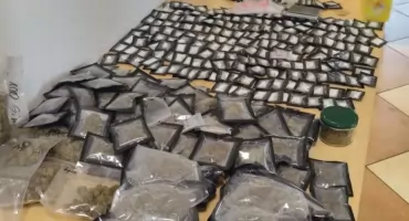 Trzymał w sypialni ponad 2 kg narkotyków. Został zatrzymany przez policjantów z Bemowa